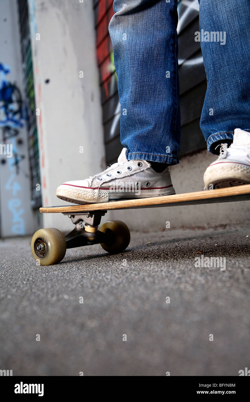 Detail des jungen stehen auf skateboard Stockfoto