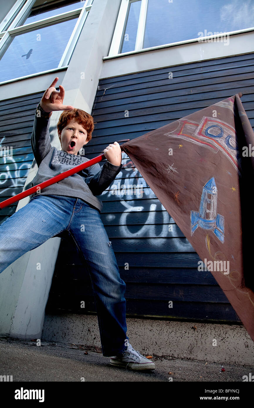 kleiner Junge hält Fahne und Gestikulieren Stockfoto