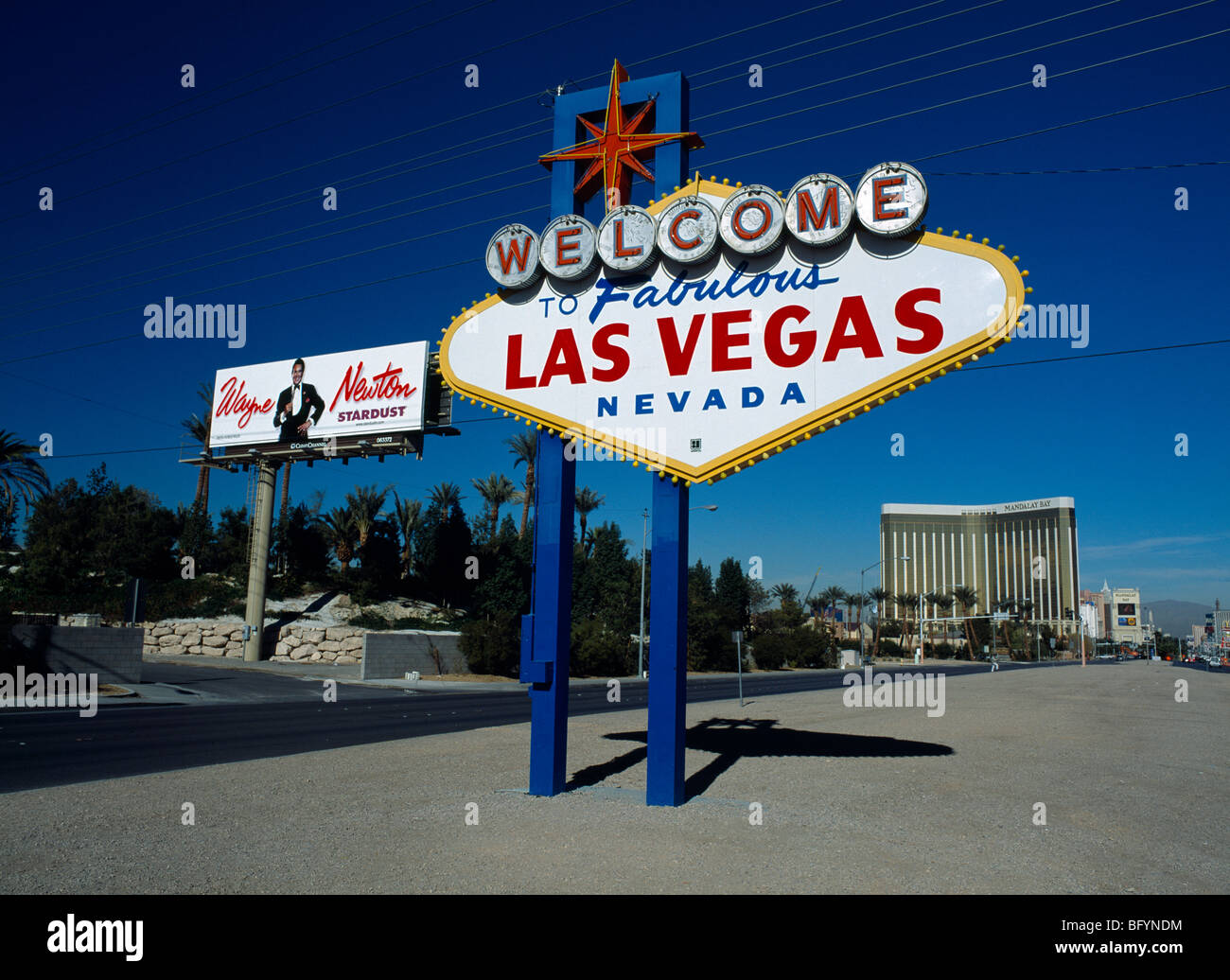 USA, Nevada, Las Vegas, The Strip, Willkommen in Fabulous Las Vegas Sign mit Wayne Newton Billboard und Mandalay Bay Hotel hinter. Stockfoto