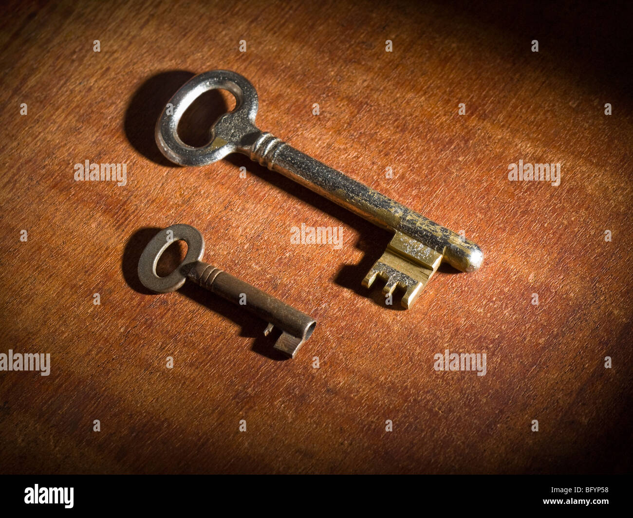 Zwei obsoletes Schlüssel über einen Holztisch. Stockfoto