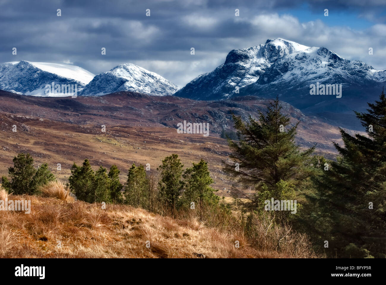 Verschneiten Berg-Szene nur Oustide Poolewe auf A832 mit Blick auf Berge, die Loch Maree in Schottland flankieren entnommen Stockfoto