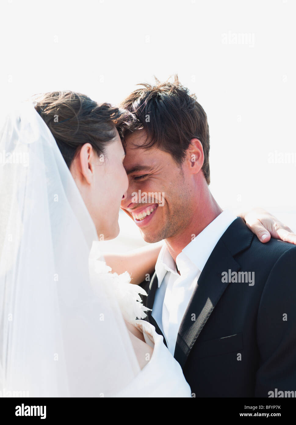 Braut und Bräutigam lachen Stockfoto