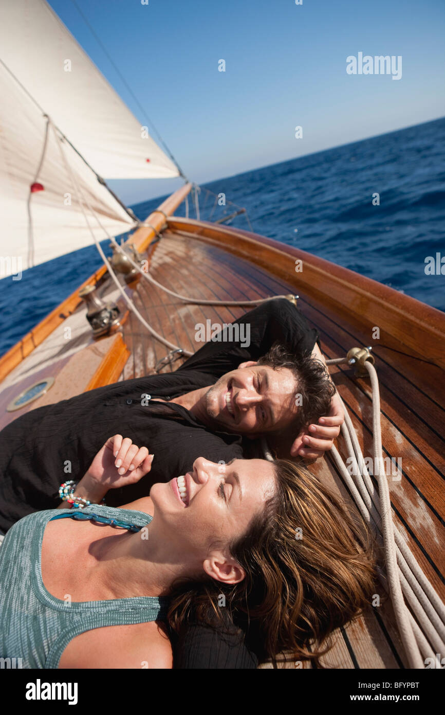 paar, umarmen einander auf einem Boot Stockfoto