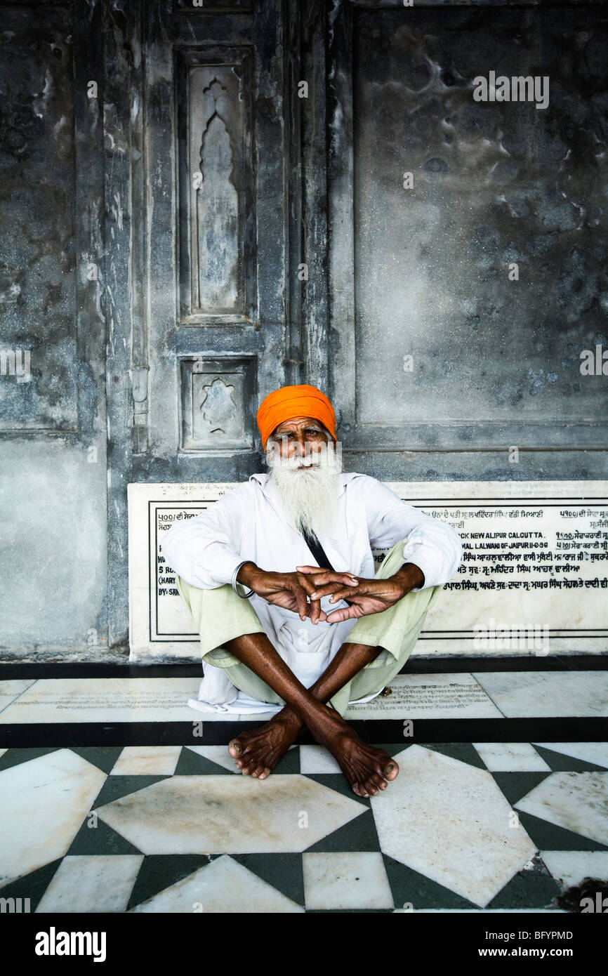 Sikh Mann im Goldenen Tempel in Amritsar, Indien. Stockfoto