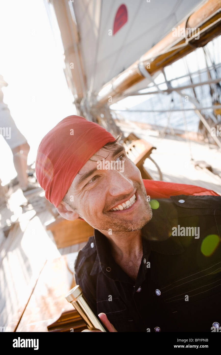 Mann auf einem Segelboot lächelnd Stockfoto