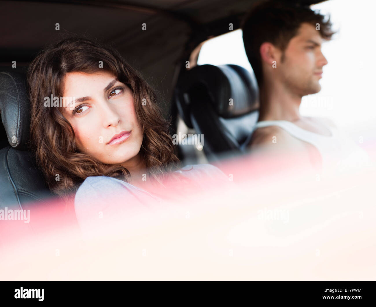 paar im Auto sitzen Stockfoto