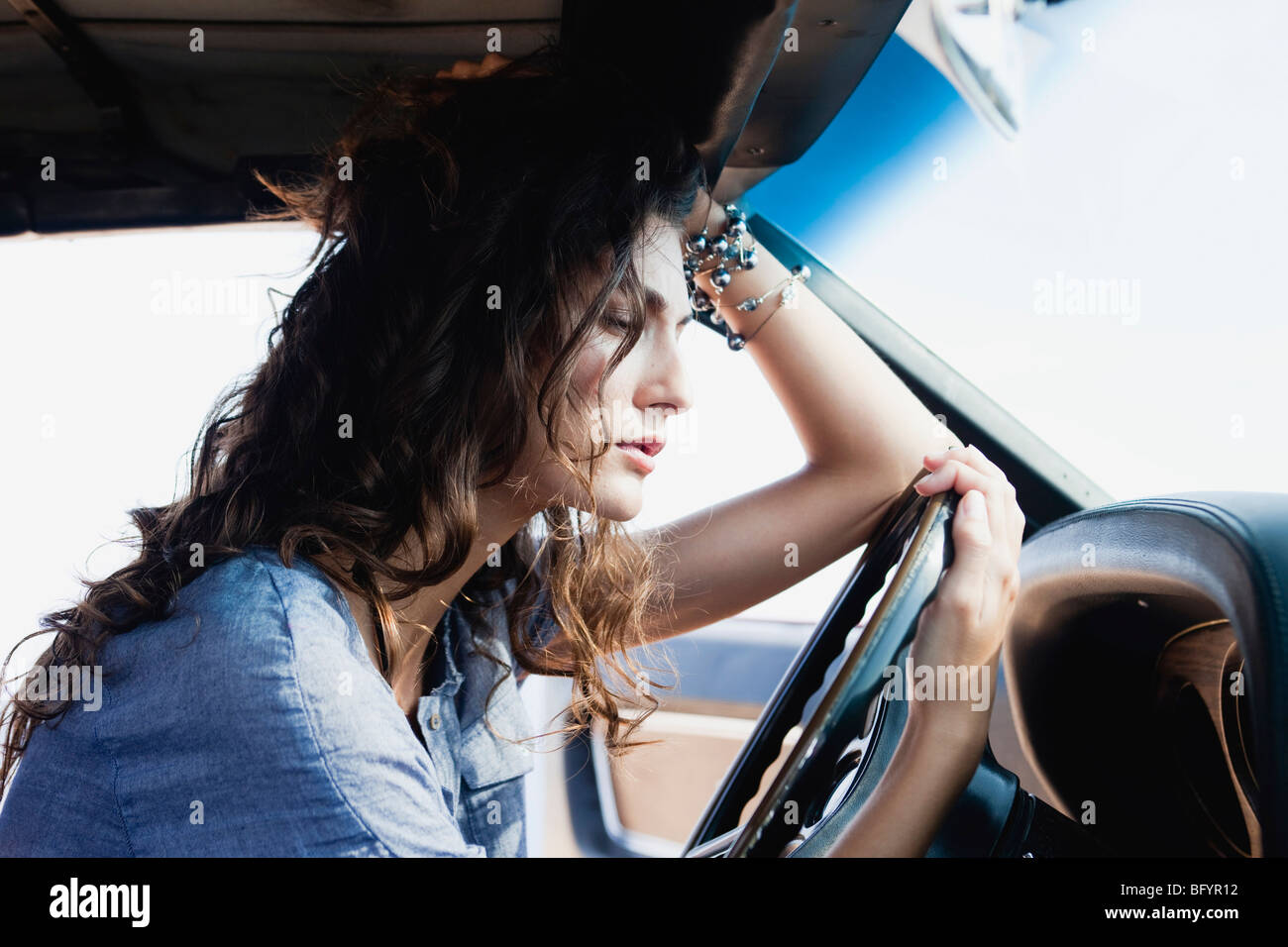 Frau im Auto sitzen Stockfoto