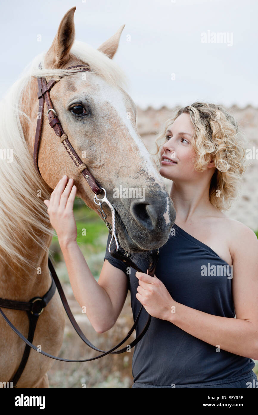 Frau Holding Pferd Stockfoto