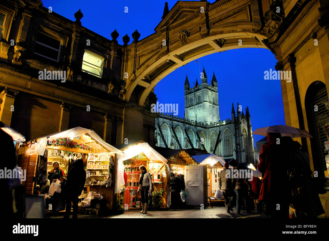 Weihnachtsmarkt bei Dämmerung, Bath, Somerset, England, Vereinigtes Königreich Stockfoto