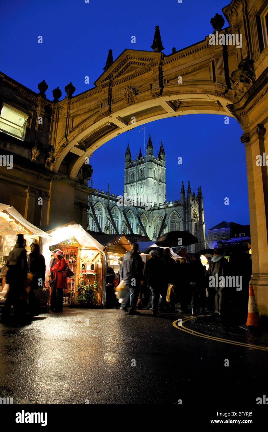 Weihnachtsmarkt bei Dämmerung, Bath, Somerset, England, Vereinigtes Königreich Stockfoto