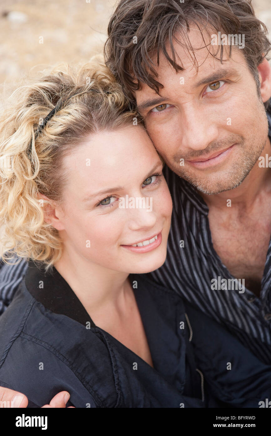 paar, umarmen, lächelte viewer Stockfoto