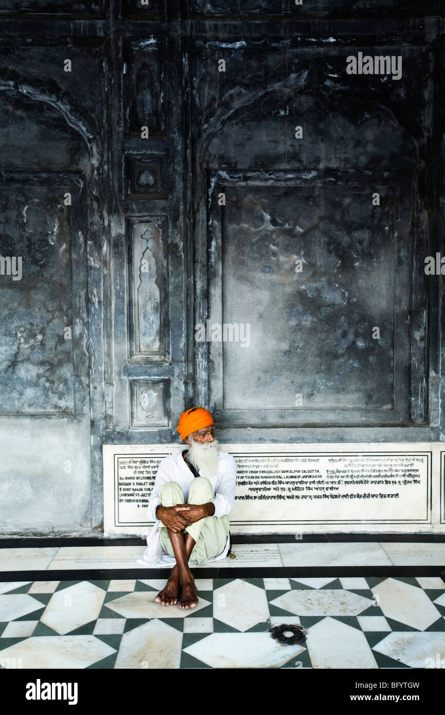 Sikh Mann im Goldenen Tempel in Amritsar, Indien. Stockfoto