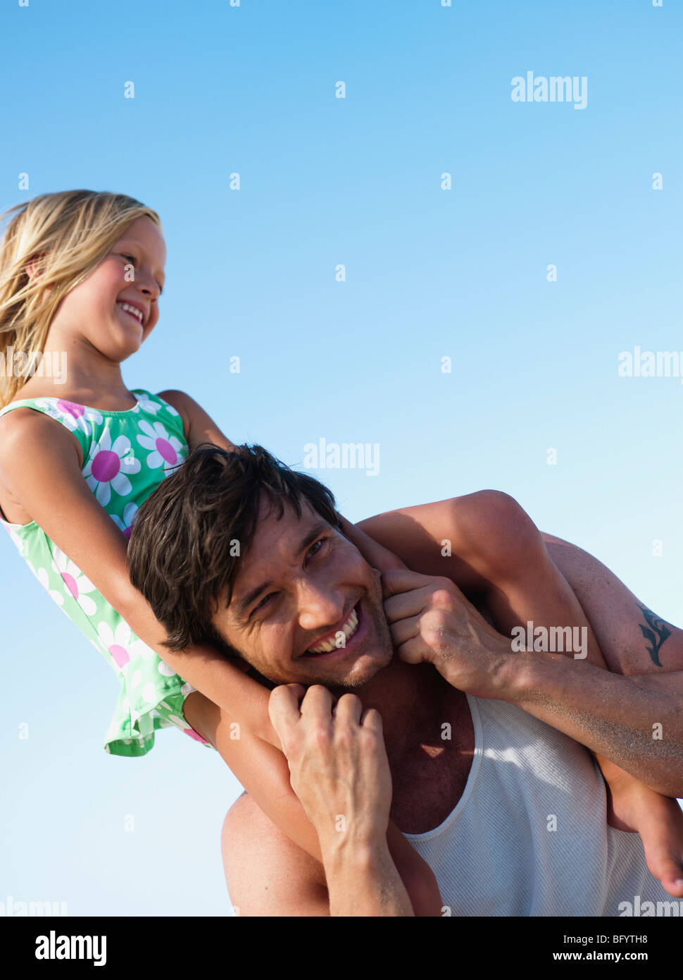 Tochter und Vater spielen am Strand Stockfoto