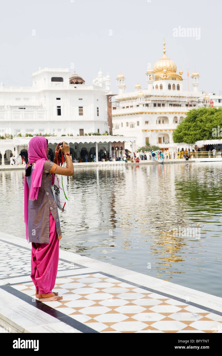 Sikh-Pilger ein Foto des Goldenen Tempel in Amritsar, Indien. Stockfoto