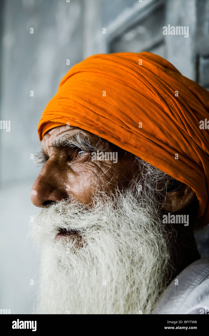 Sikh Mann im Goldenen Tempel in Amritsar, Indien. Stockfoto