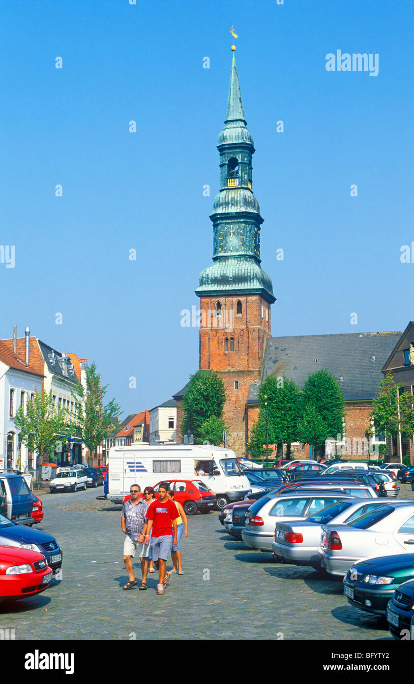 Marktplatz mit St. Laurentius Kirche, Tönning, Nordfriesland, Nordseeküste, Schleswig-Holstein, Deutschland Stockfoto
