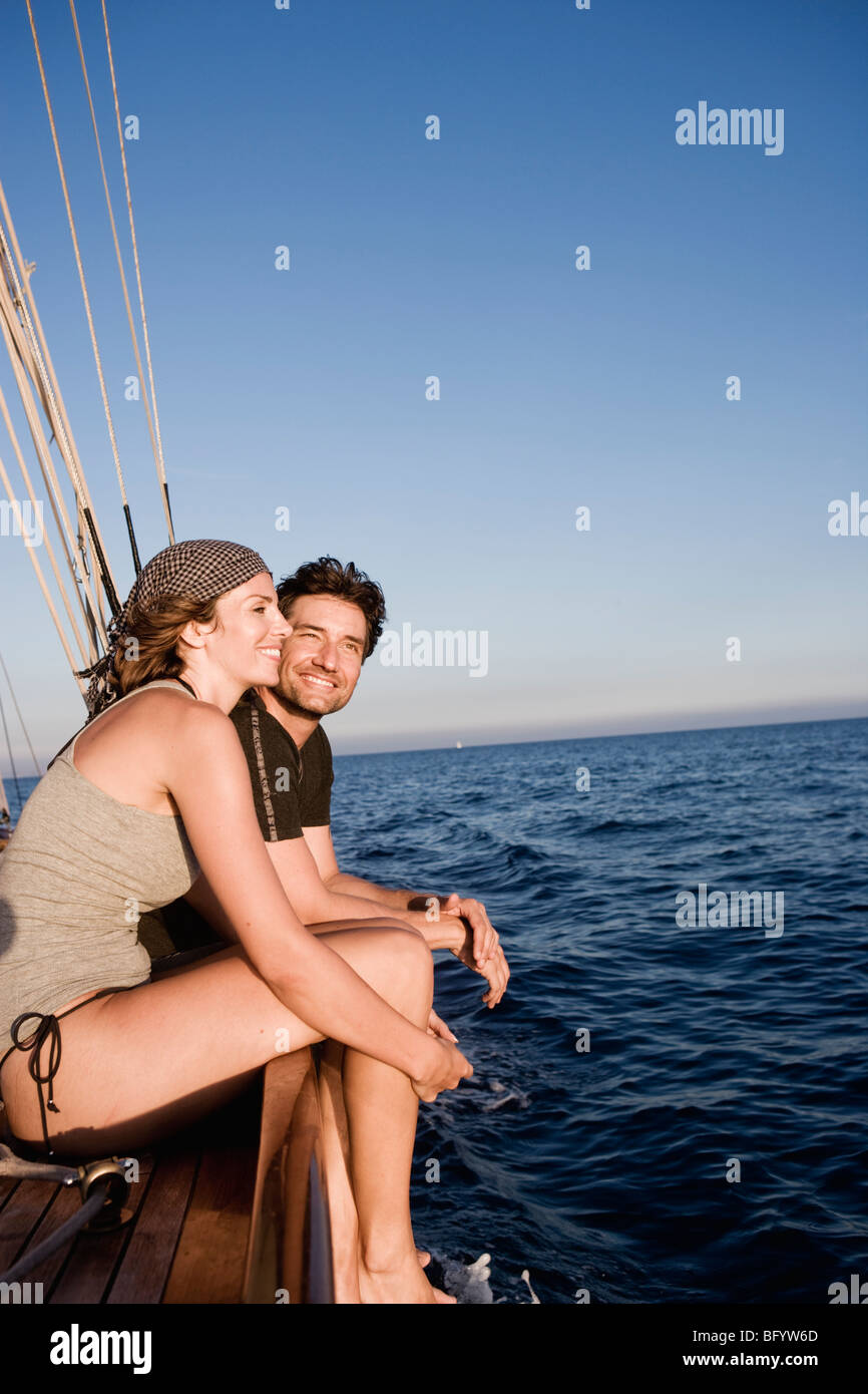 Paar sitzt auf der Schiene des Bootes Stockfoto