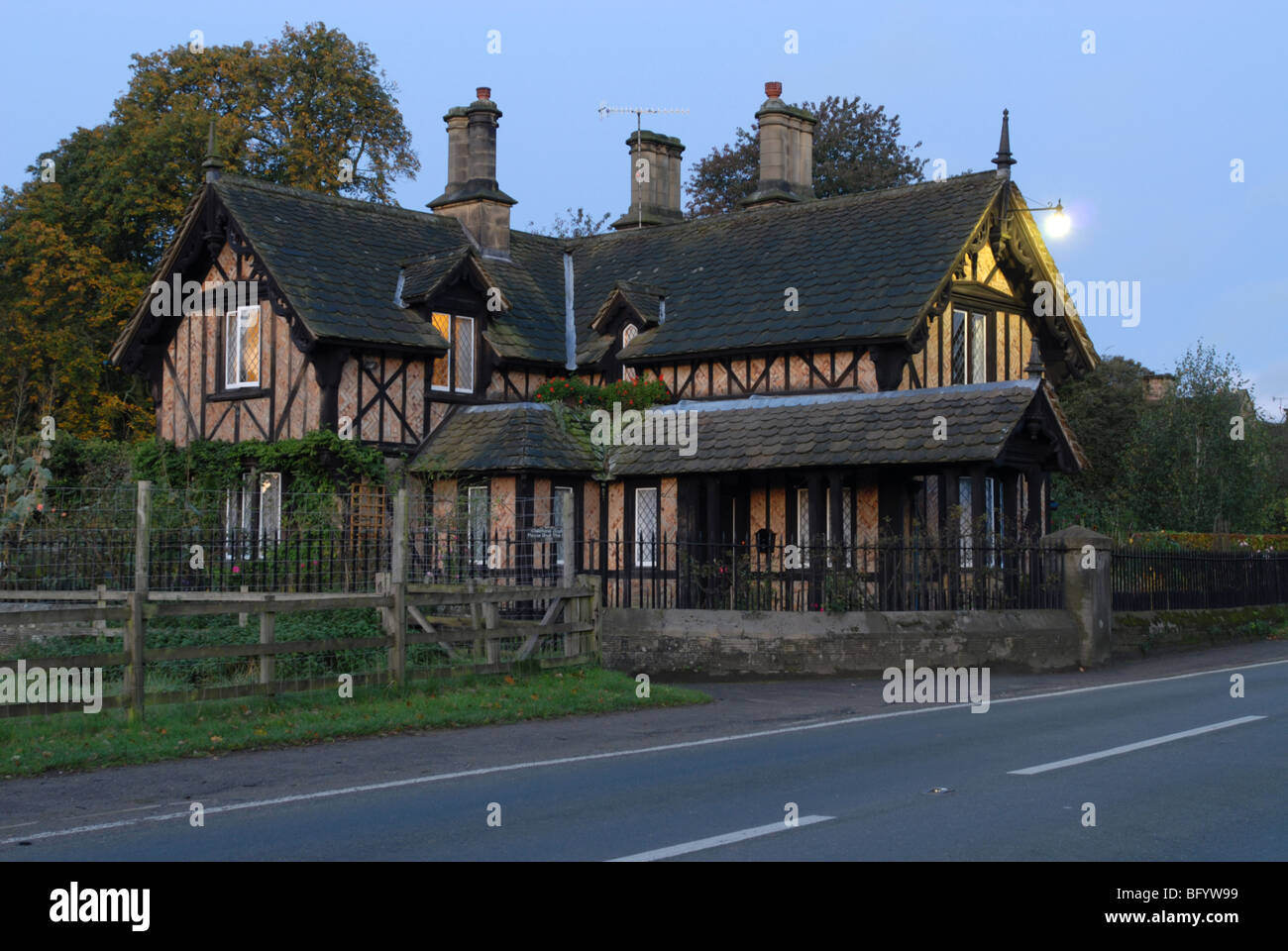 Torhaus am frühen Morgen am Eingang zum Chatsworth Park Derbyshire Peak District Stockfoto