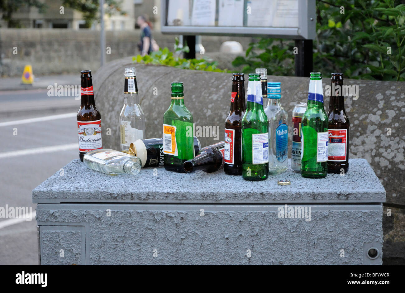 Trinken Sie Flaschen verworfen vor ein Oasis-Konzert im Murrayfield Stadium, Edinburgh, Schottland, Vereinigtes Königreich. Stockfoto