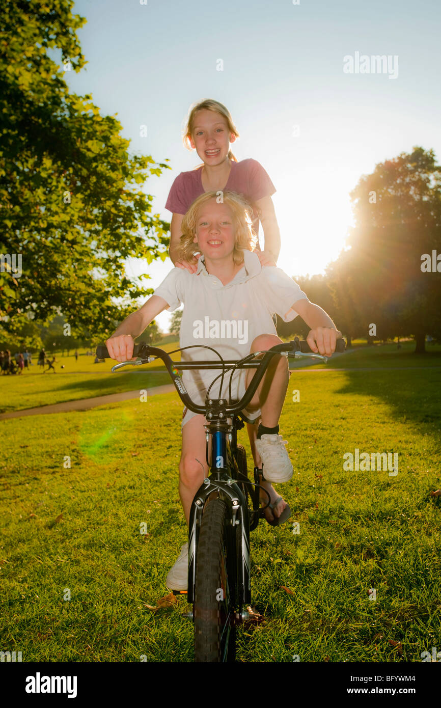jungen und Mädchen auf Fahrrad Stockfoto