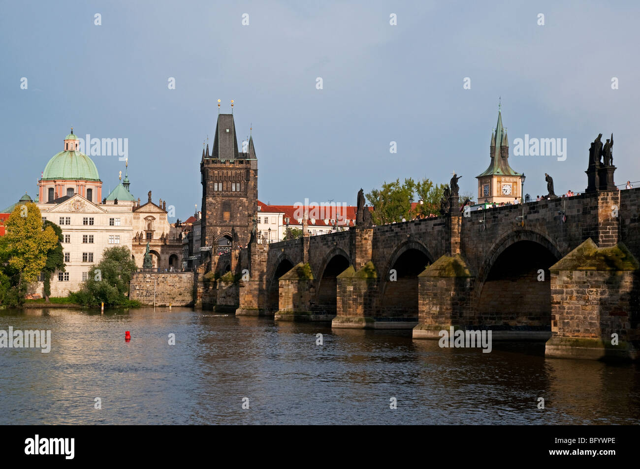 Prag, Tschechische Republik. Karlsbrücke und Altstädter Brückenturm Stockfoto