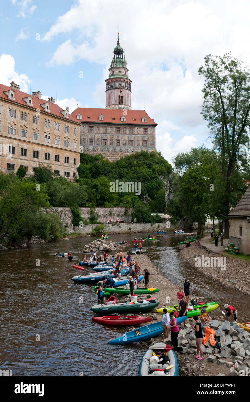 Chesky Krumlov, Tschechische Republik. Kajakfahrer am Vitava River und Burganlage Stockfoto