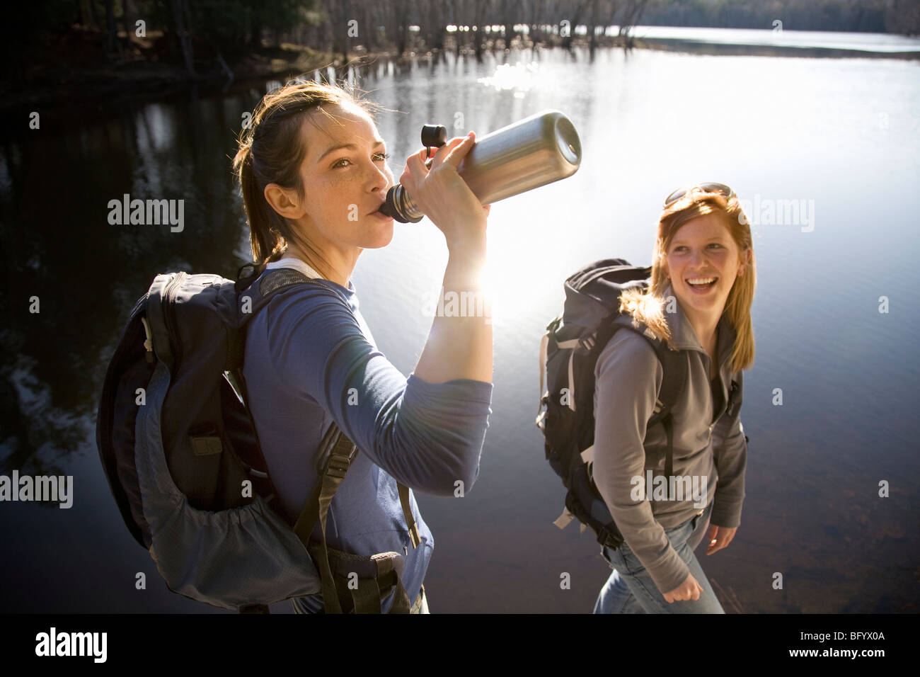 Zwei Frauen Teilen Wasser See Stockfoto
