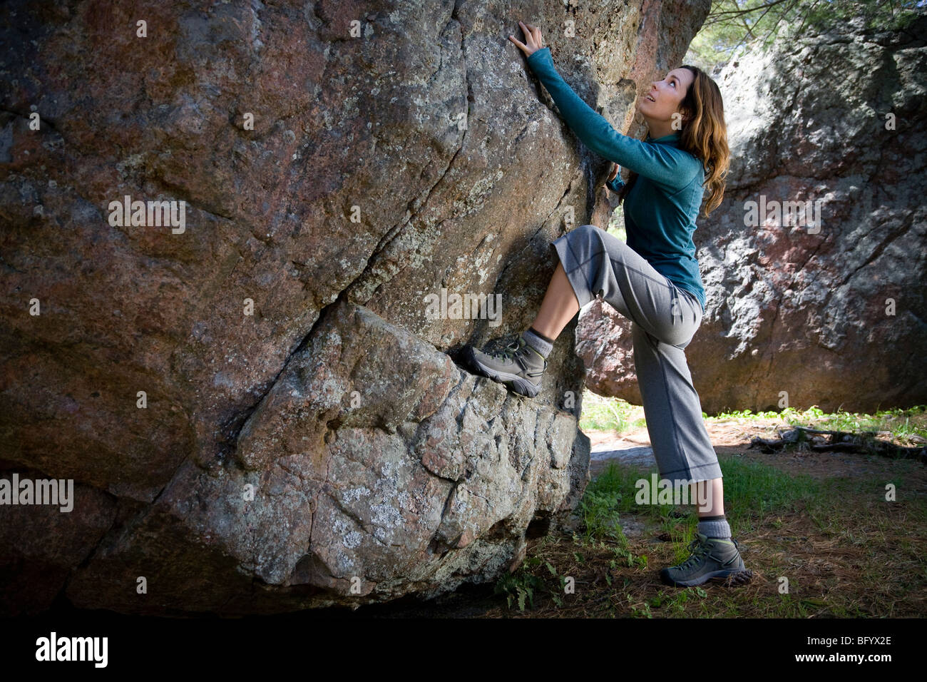 Aktive Frau Klettern Stockfoto