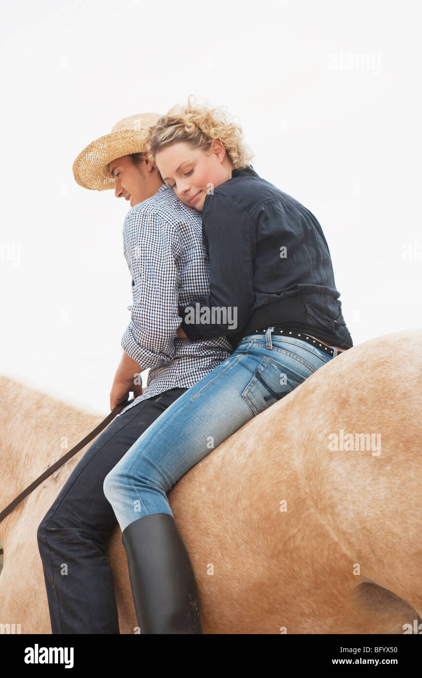 Frau und Mann zusammen auf einem Pferd Reiten Stockfoto