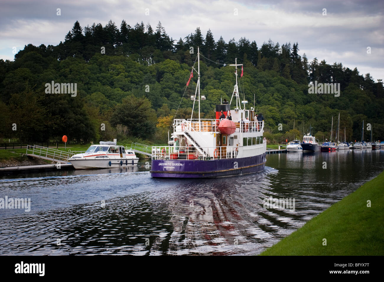 Vertäut Sportboote auf den Caladonian Canal, Highlands, Schottland Stockfoto