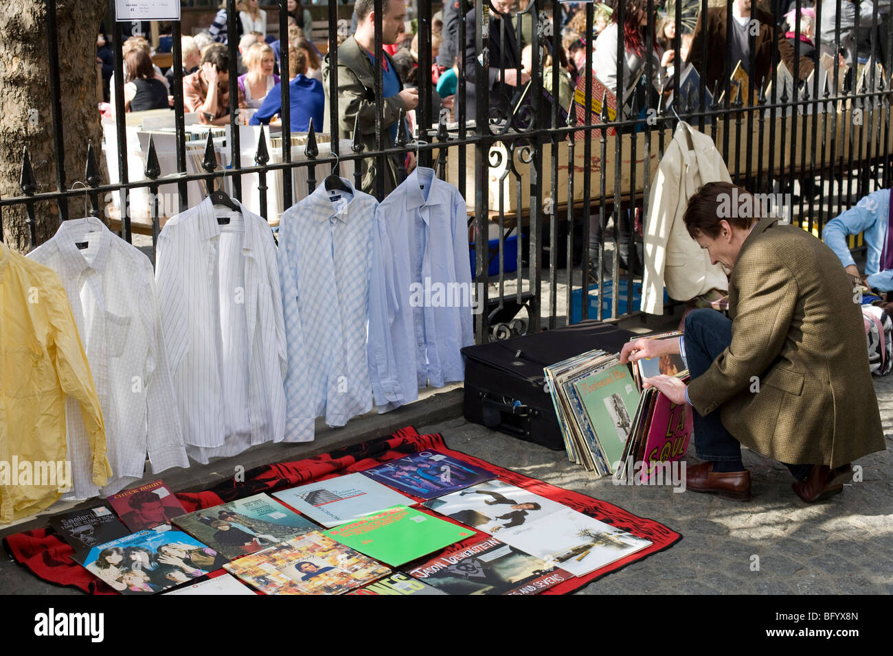 Junger Mann Brick Lane Flea Market London zweiter hand Datensätze betrachten Stockfoto