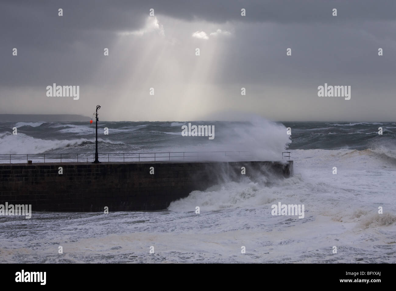 Porthleven Hafenmauer zu Beginn eines Sturms. Stockfoto