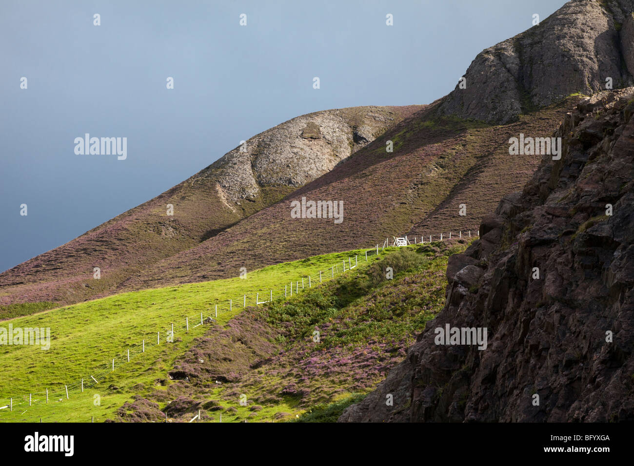 Dunklen Himmel über Klippen bei Coldbackie, Highland, Schottland Stockfoto