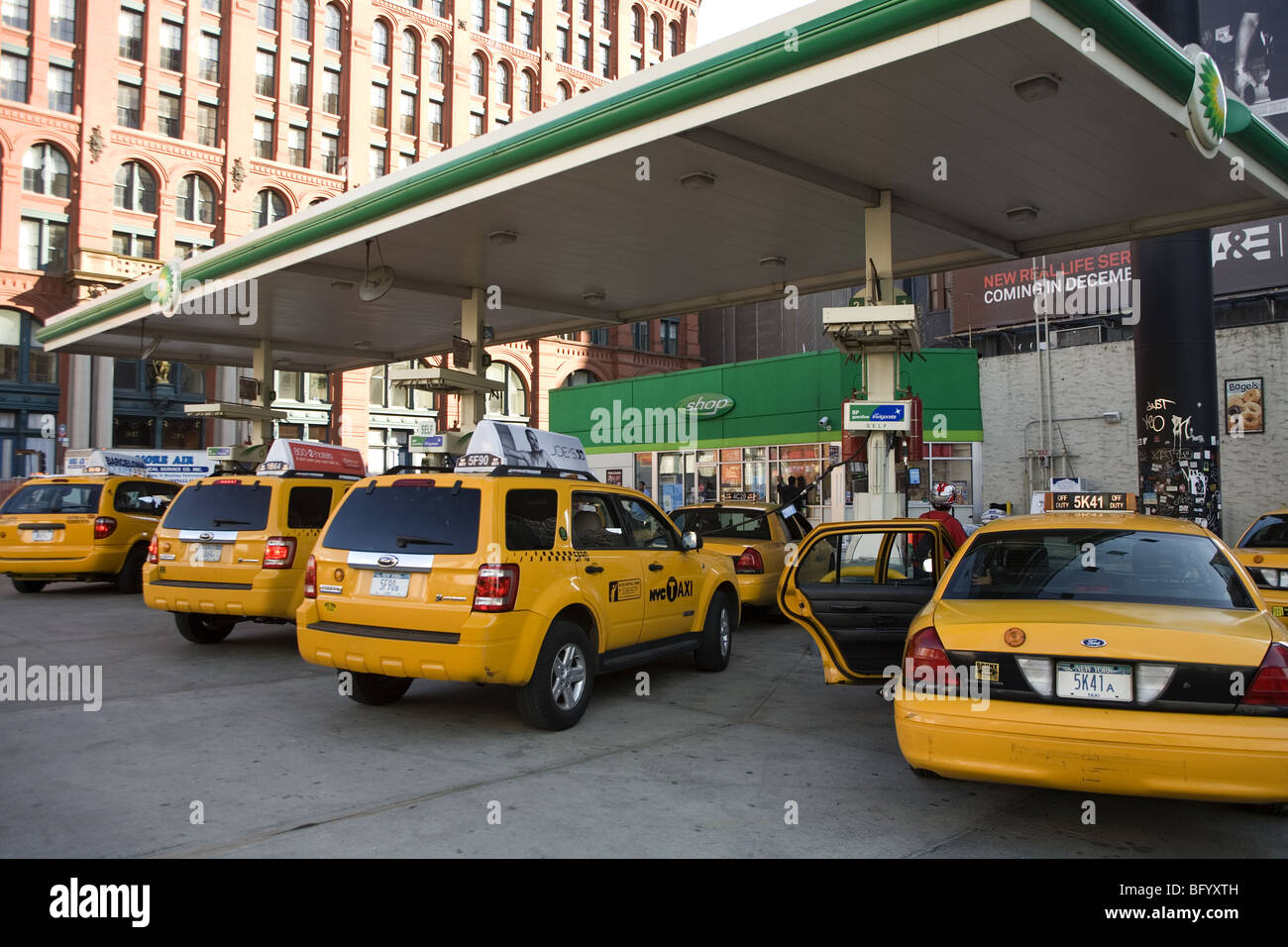 Tankstelle, mit denen viele Taxifahrer im SOHO-Bereich von Manhattan zu füllen. Stockfoto