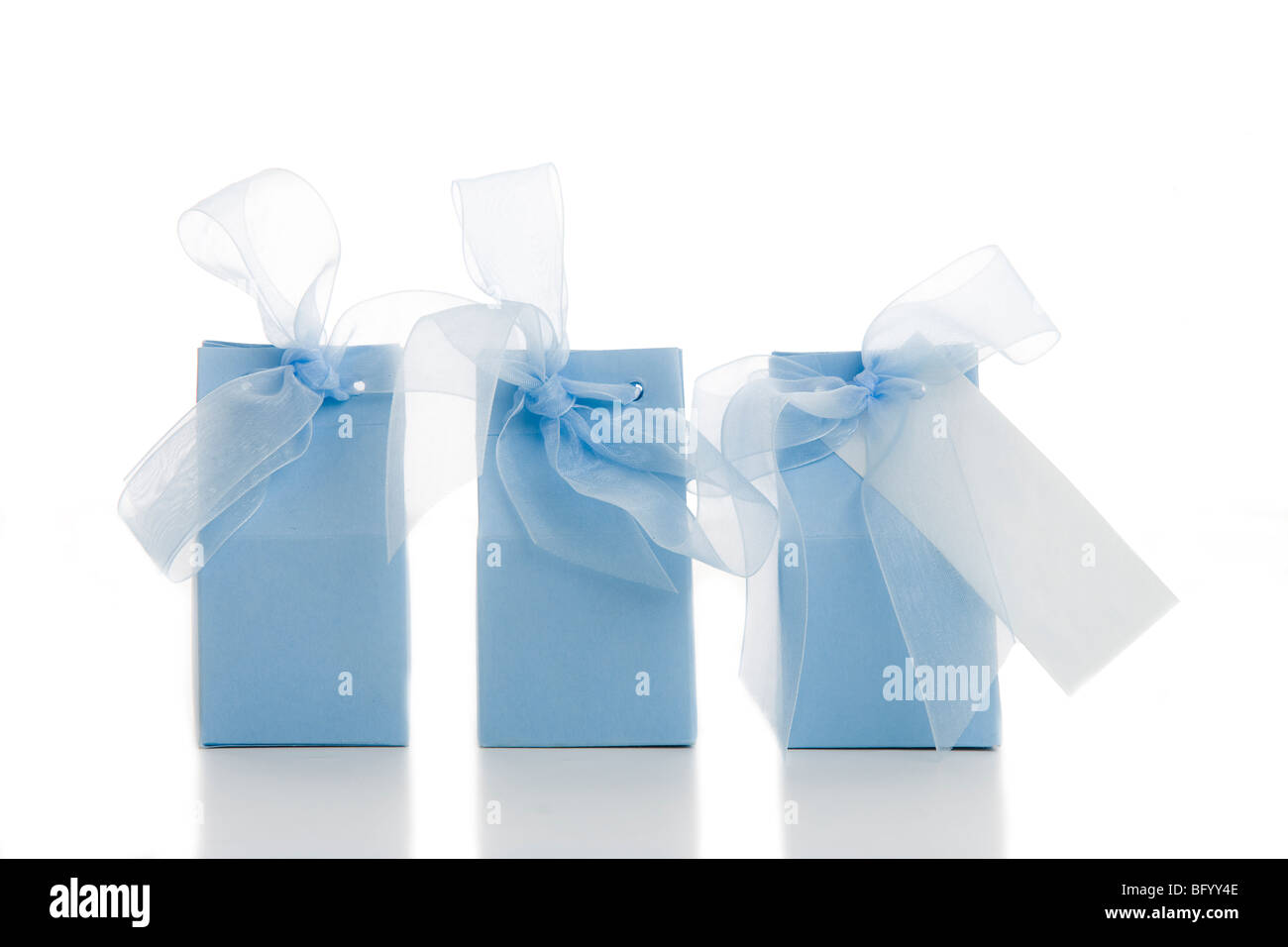 Drei blaue Geschenke auf weißem Hintergrund Stockfoto