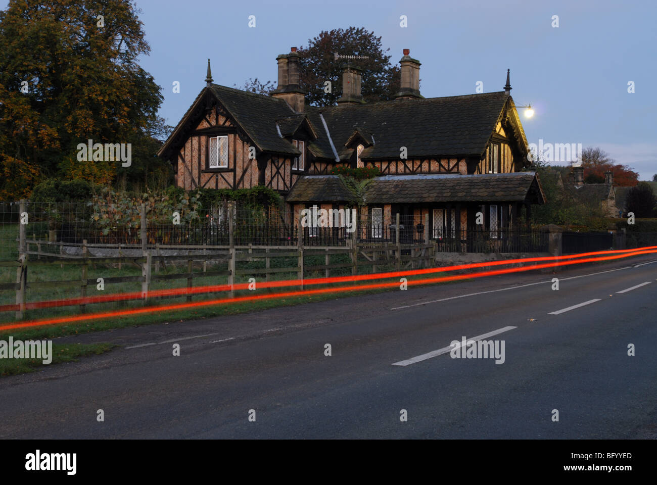 Torhaus am frühen Morgen am Eingang zum Chatsworth Park Derbyshire Peak District Stockfoto