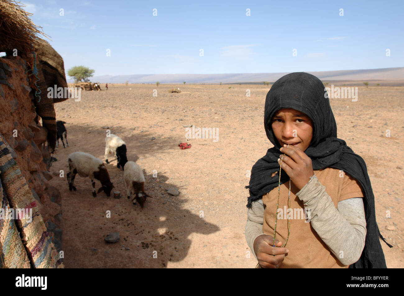 Ein Berber Mädchen in der Wüste Sahara im Süden von Marokko Stockfoto