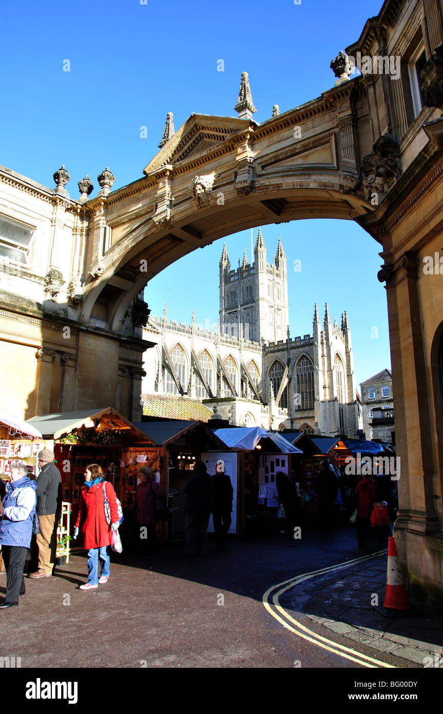 Markt, Stände und Bath Abbey, Weihnachtsmarkt, Bath, Somerset, England, Vereinigtes Königreich Stockfoto