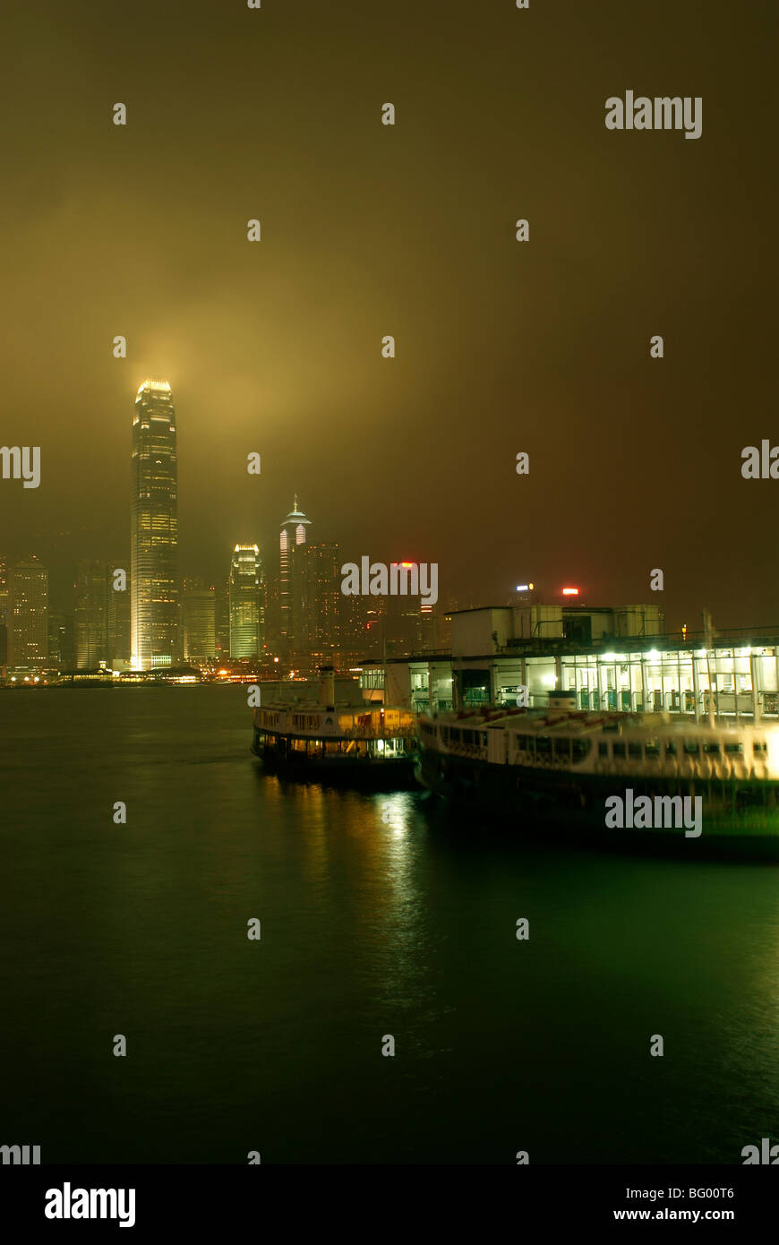 Hafen von Hongkong bei Nacht Stockfoto