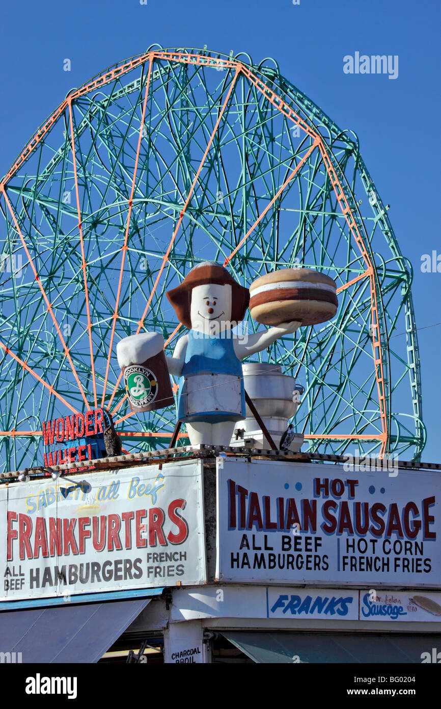 Maskottchen auf Konzession stand / snack-bar, mit berühmten Wonder Wheel im Hintergrund, Coney Island, Brooklyn, NY Stockfoto