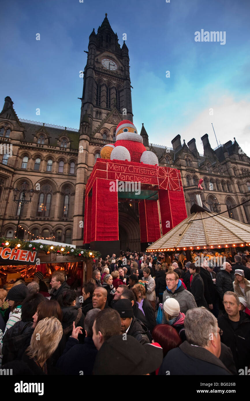 Großbritannien, England, Manchester, Albert Square, Continental Weihnachtsmarkt vor dem Rathaus Stockfoto