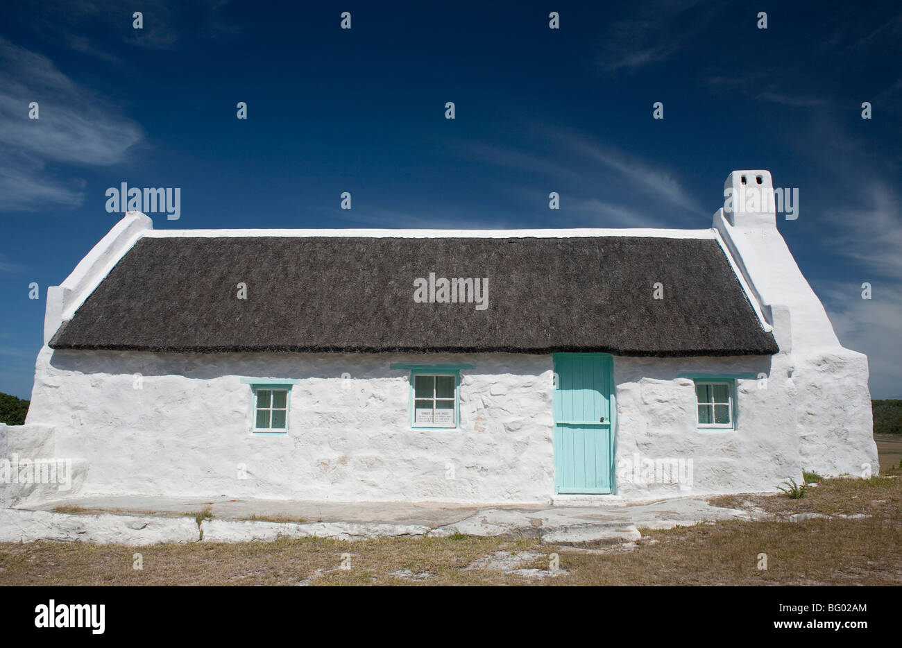 Strohdach weißen Häuschen in Struisbaai, SA gewaschen. Viele Häuser restauriert und als National Monuments ausgewiesen. Stockfoto