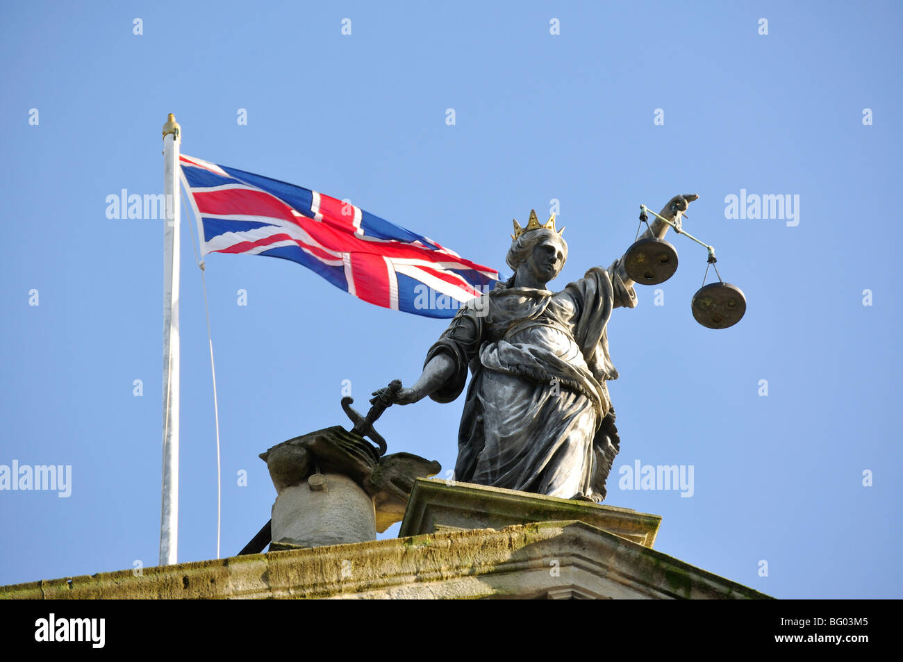 Waage der Gerechtigkeit Statue, Guildhall, High Street, Bath, England, Vereinigtes Königreich Stockfoto