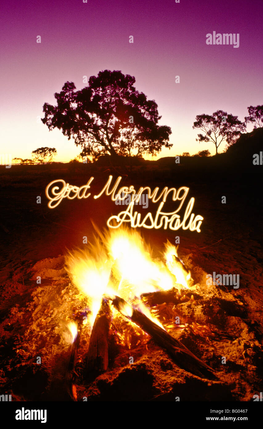 Outback-Lagerfeuer mit Fackel schreiben "Guten Morgen Deutschland" zentrale Australien "Northern Territory" Stockfoto