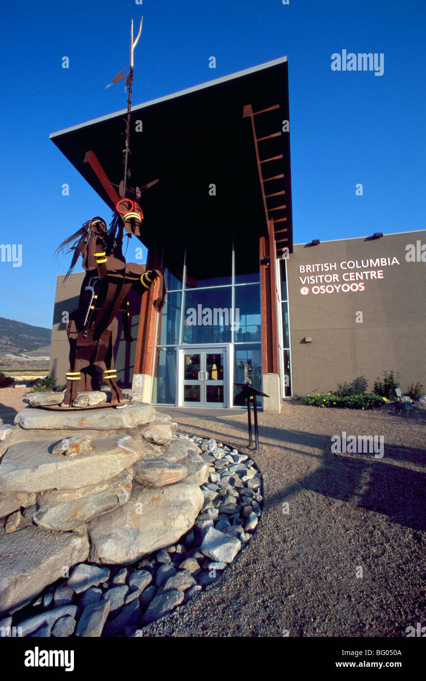 Osoyoos, BC, South Okanagan Valley, British Columbia, Kanada - indische Metallskulptur und Besucher touristisches Informationszentrum Stockfoto