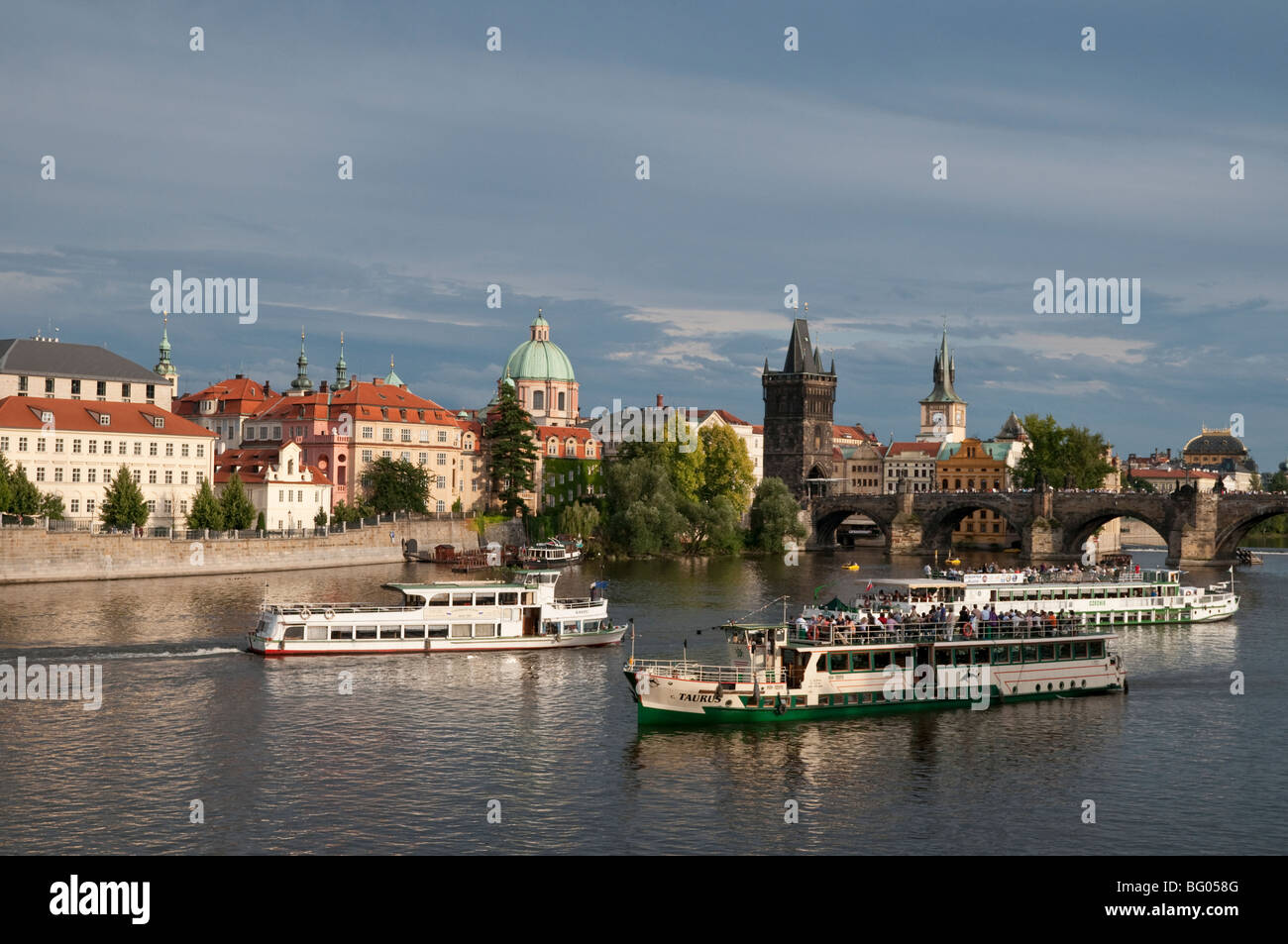 Prag, Tschechische Republik. Vitava River in der Nähe von Karlsbrücke Stockfoto