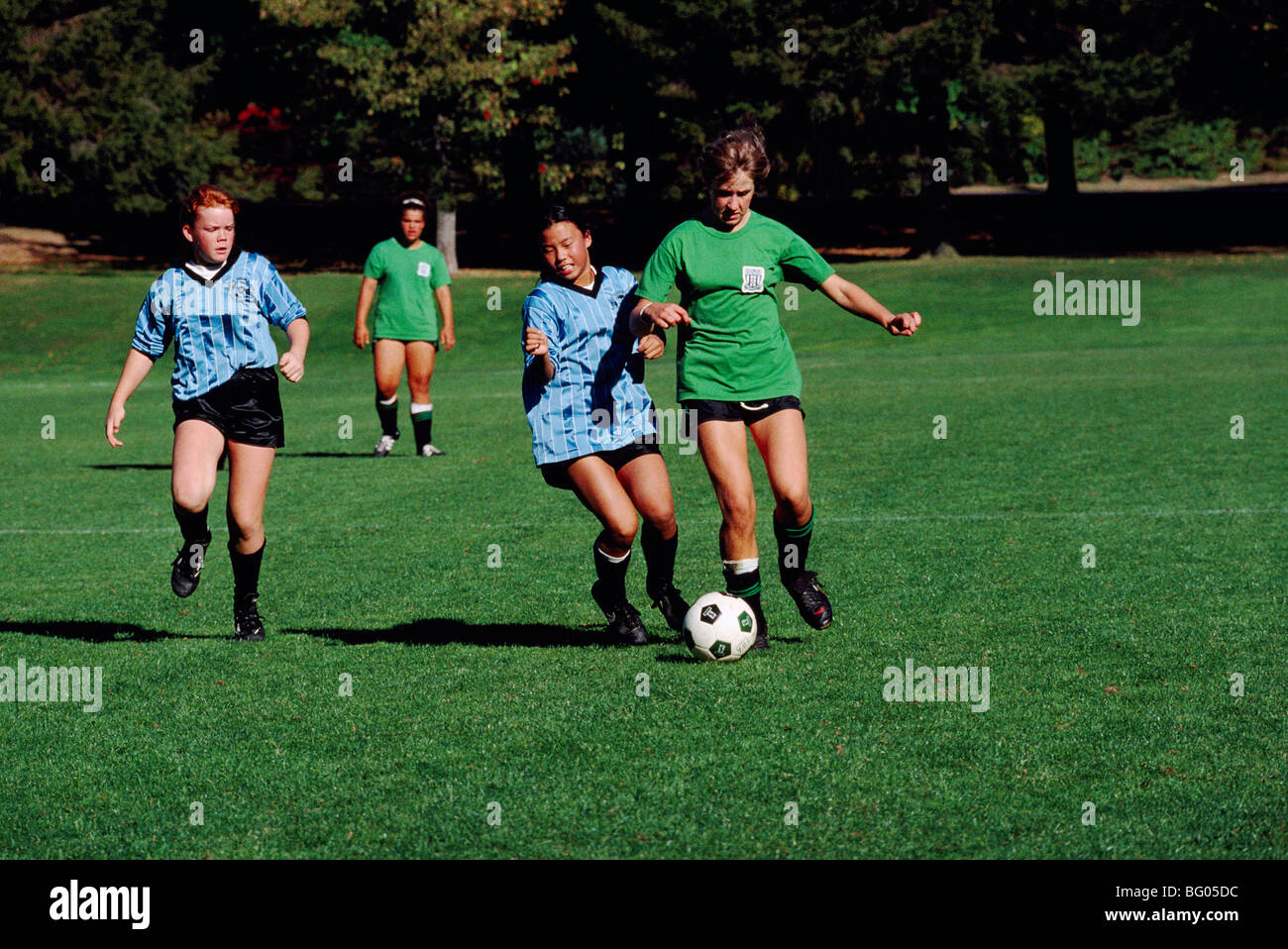 Mädchen spielen Fußball auf Jugend-Teams am Sportplatz im Memorial-West Park, Vancouver, BC, Britisch-Kolumbien, Kanada Stockfoto