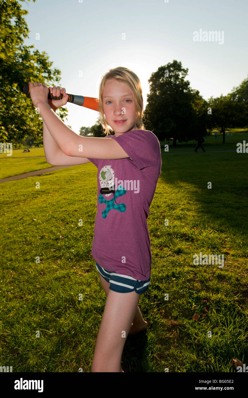 Mädchen mit Softball-Schläger Stockfoto