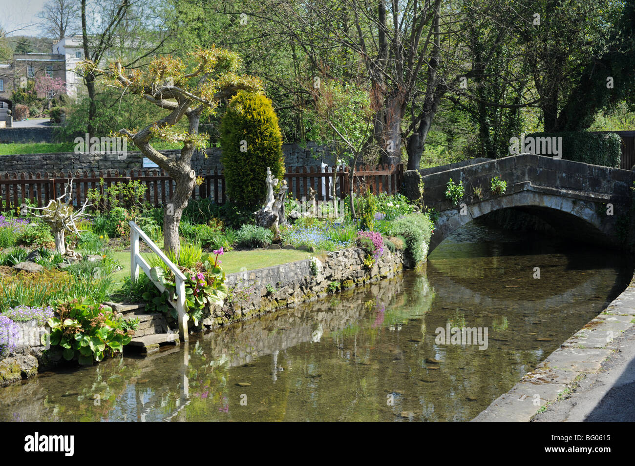 Gepflegten Garten und Brücke in Bakewell Derbyshire Peak District Stockfoto