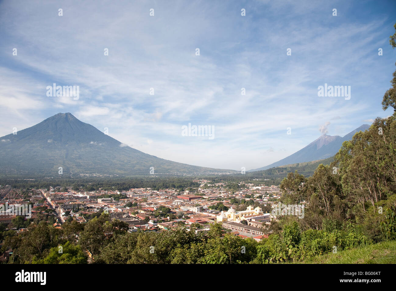 Volcan Agua gesehen vom Cerro De La Cruz Sicht und Aussicht über Antigua Guatemala. Stockfoto